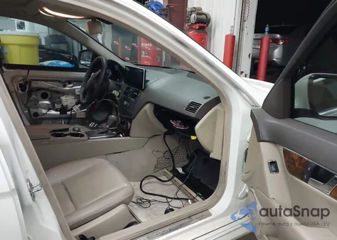 2009 Mercedes-Benz C 300 Sport z USA, uszkodzony, nr VIN WDDGF54X19R069697